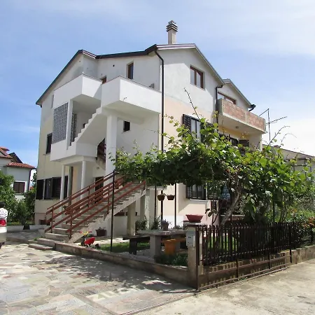 Apartman Mirela House With *